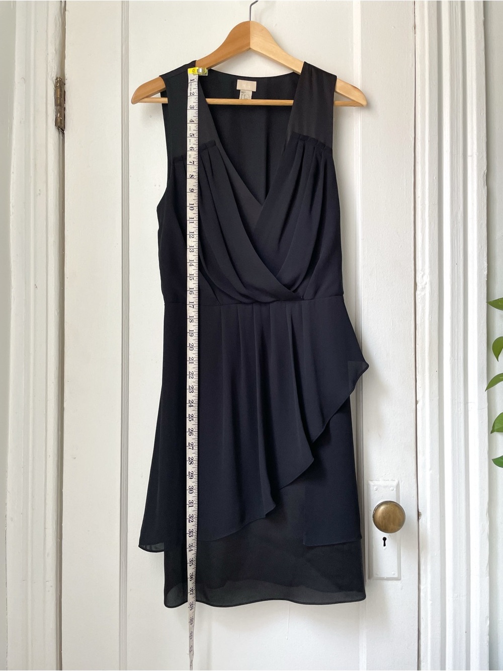 H&M Classic Black Sleeveless V-Neck Dress - Elegant Draped Detail - Picture 9 of 9